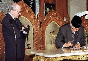 IMF-Soeharto-Camdessus2