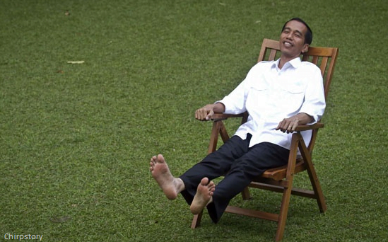 Jokowi-duduk-santai
